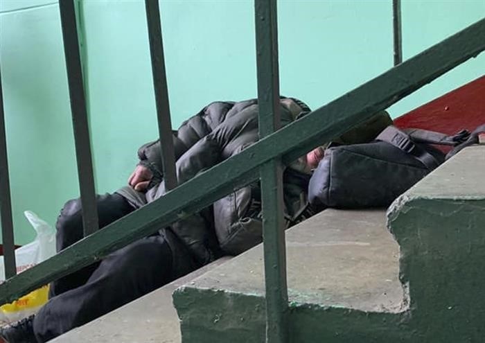 Как поступить, если в многоквартирном доме появился бездомный: практические рекомендации юриста